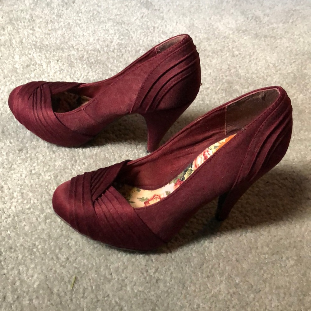 Burgundy twist fabric pumps